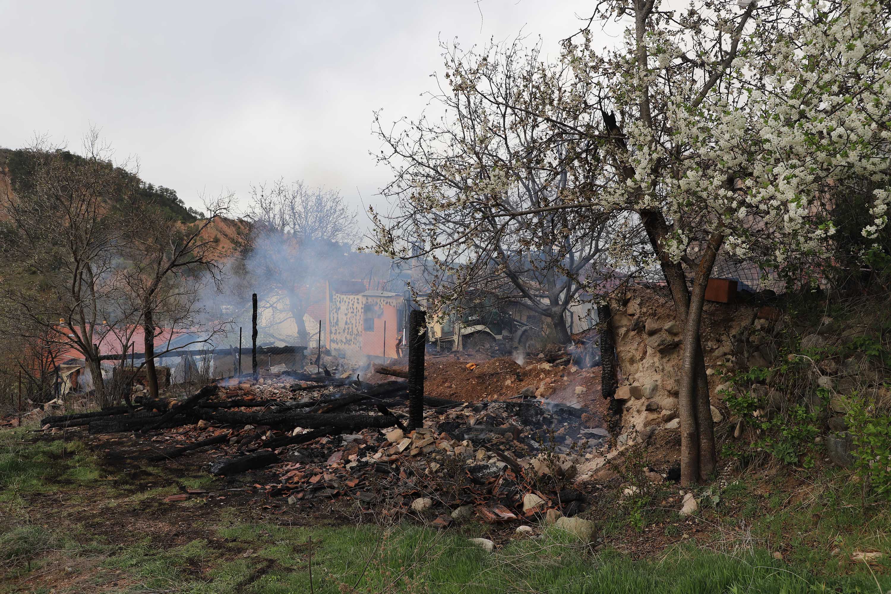 Çankırı’da yangın: 4 ev, 2 ahır ve 1 traktör küle döndü