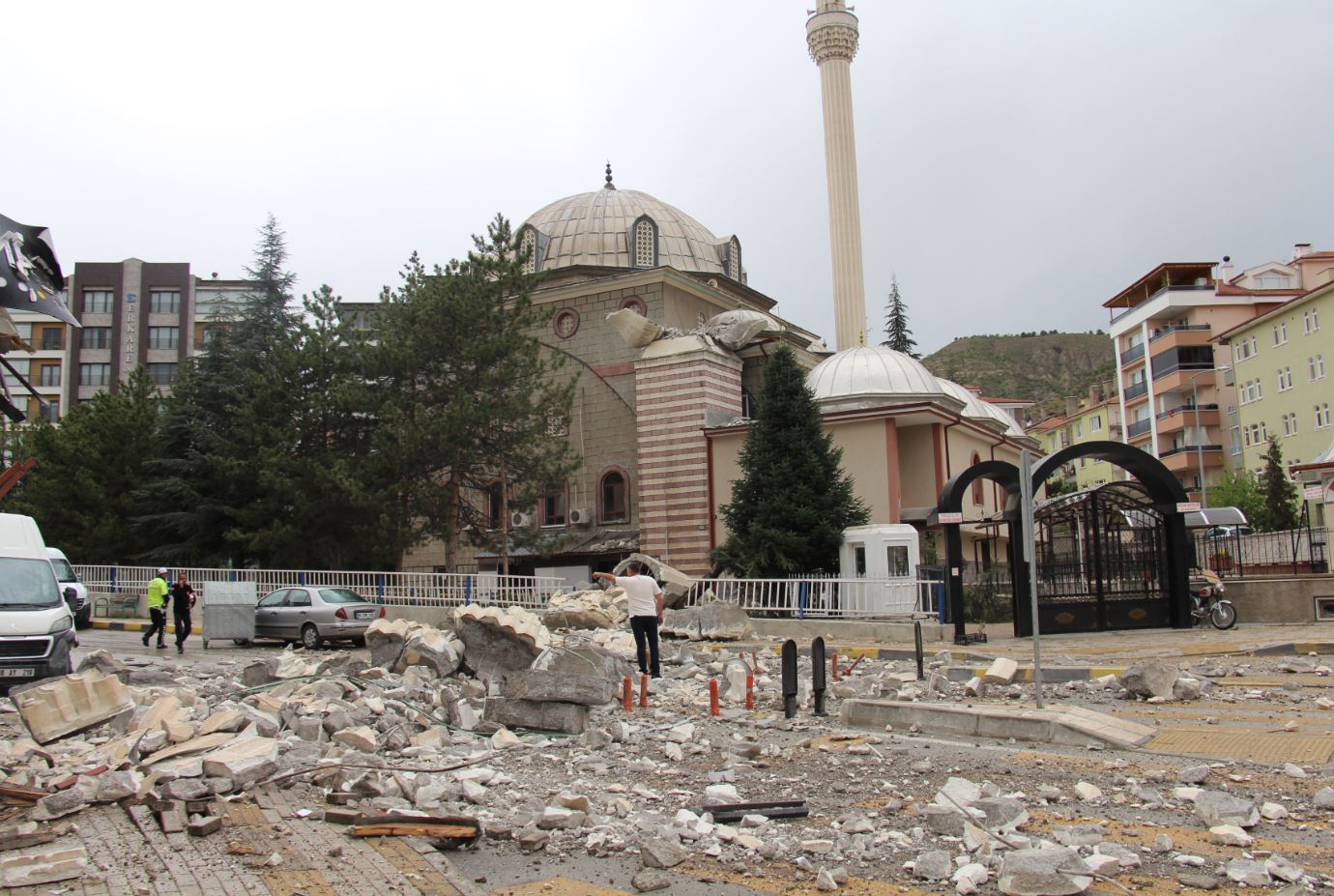 Bademli caminin minaresi yıkıldı