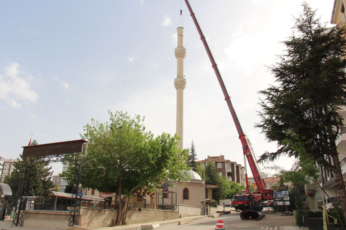 Bademli caminin minaresi kontrollü yıkılıyor