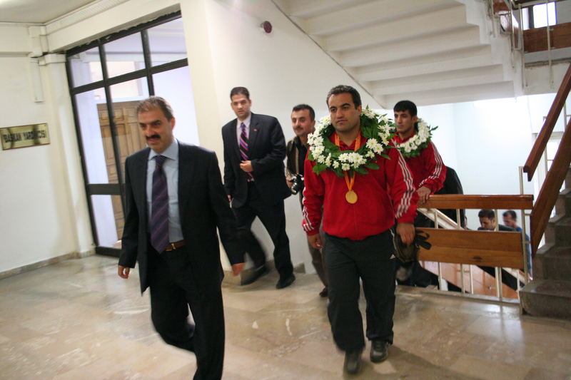 �AMP�YONA SABANCI VAKFINDAN ONUR �D�L�