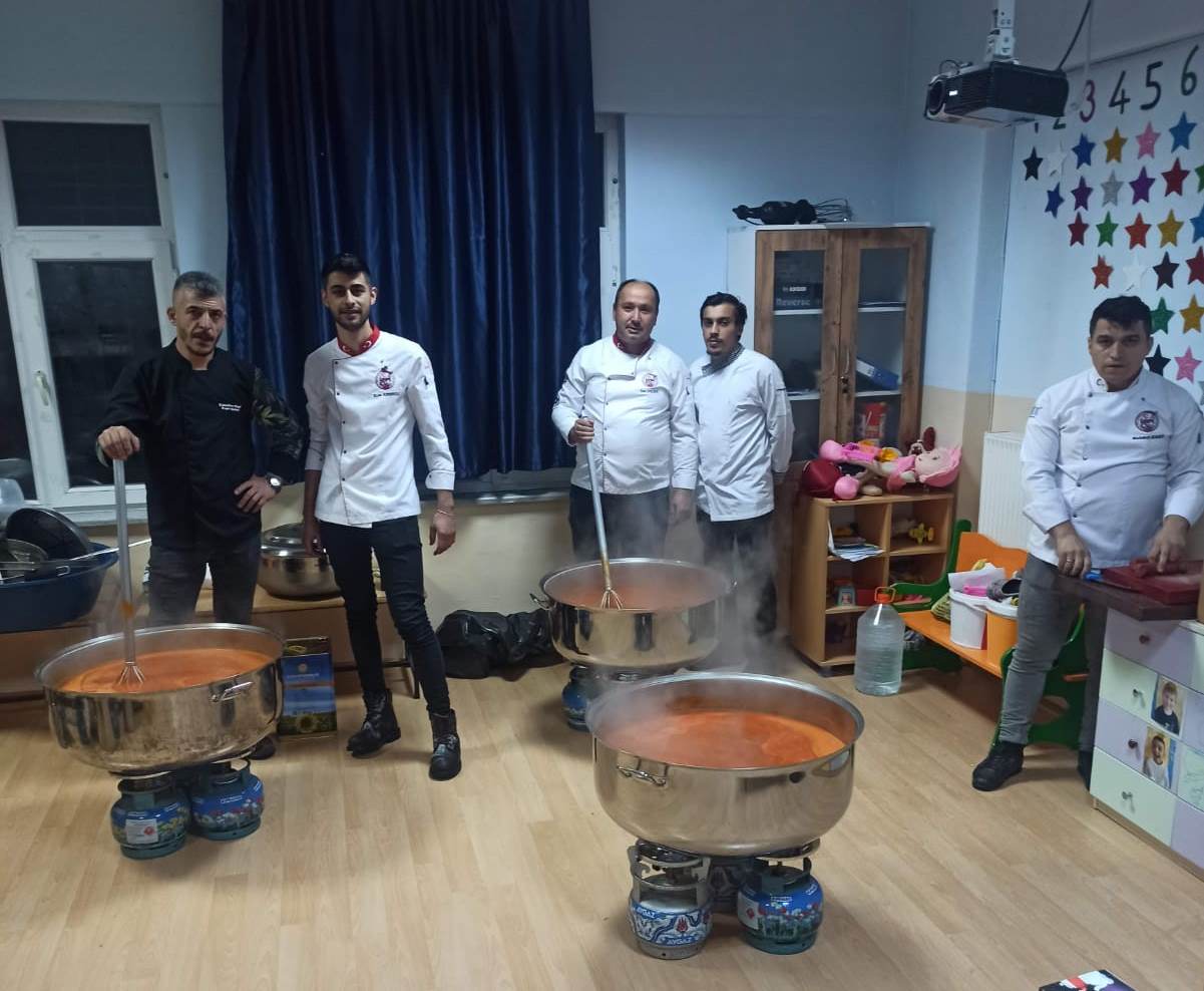Çankırılı aşçılardan deprem bölgesinde sıcak yemek ikramı