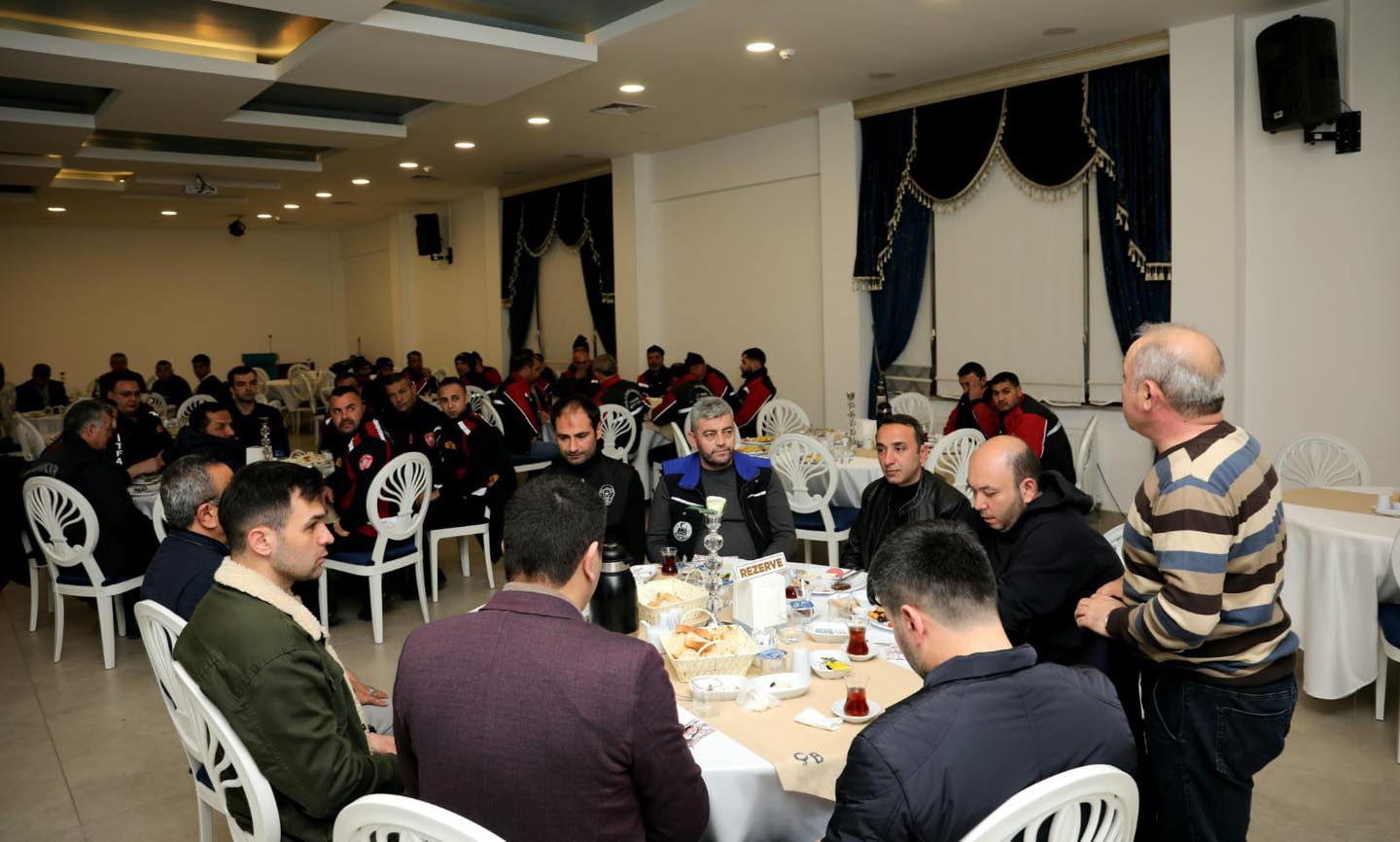 Başkan Esen, ilk sahurunu çalışanları ile birlikte yaptı