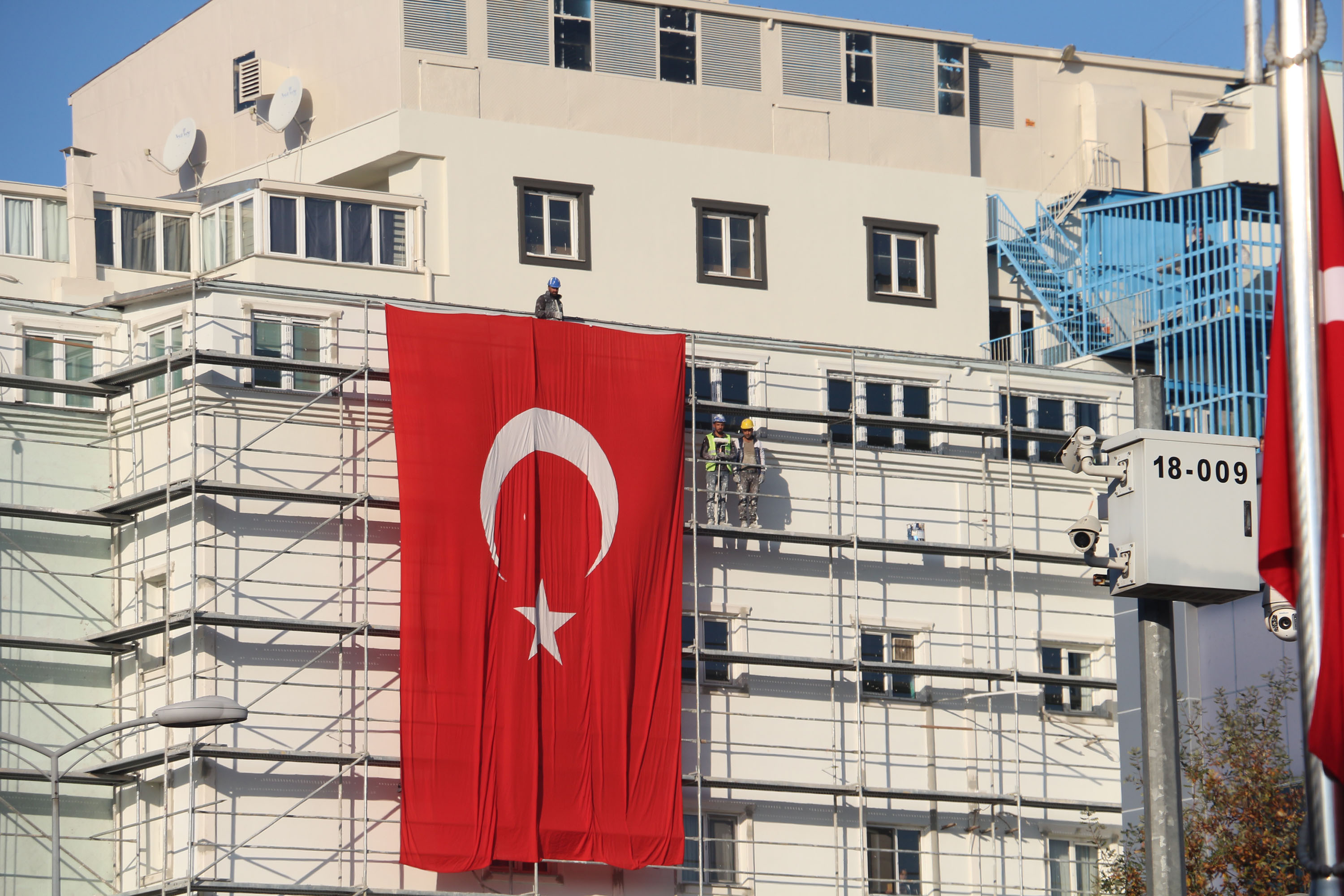 İnşaat işçilerinden ATA'ya saygı duruşu