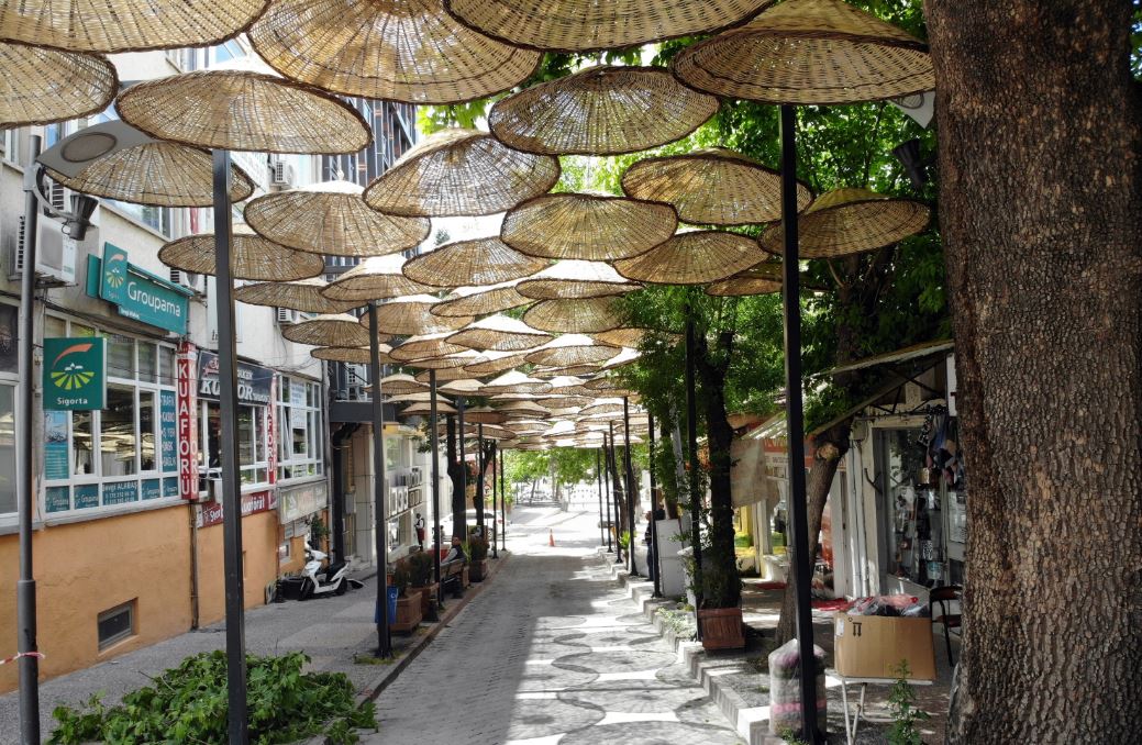 Renkli şemsiyeler gitti, yerine hasırlar geldi