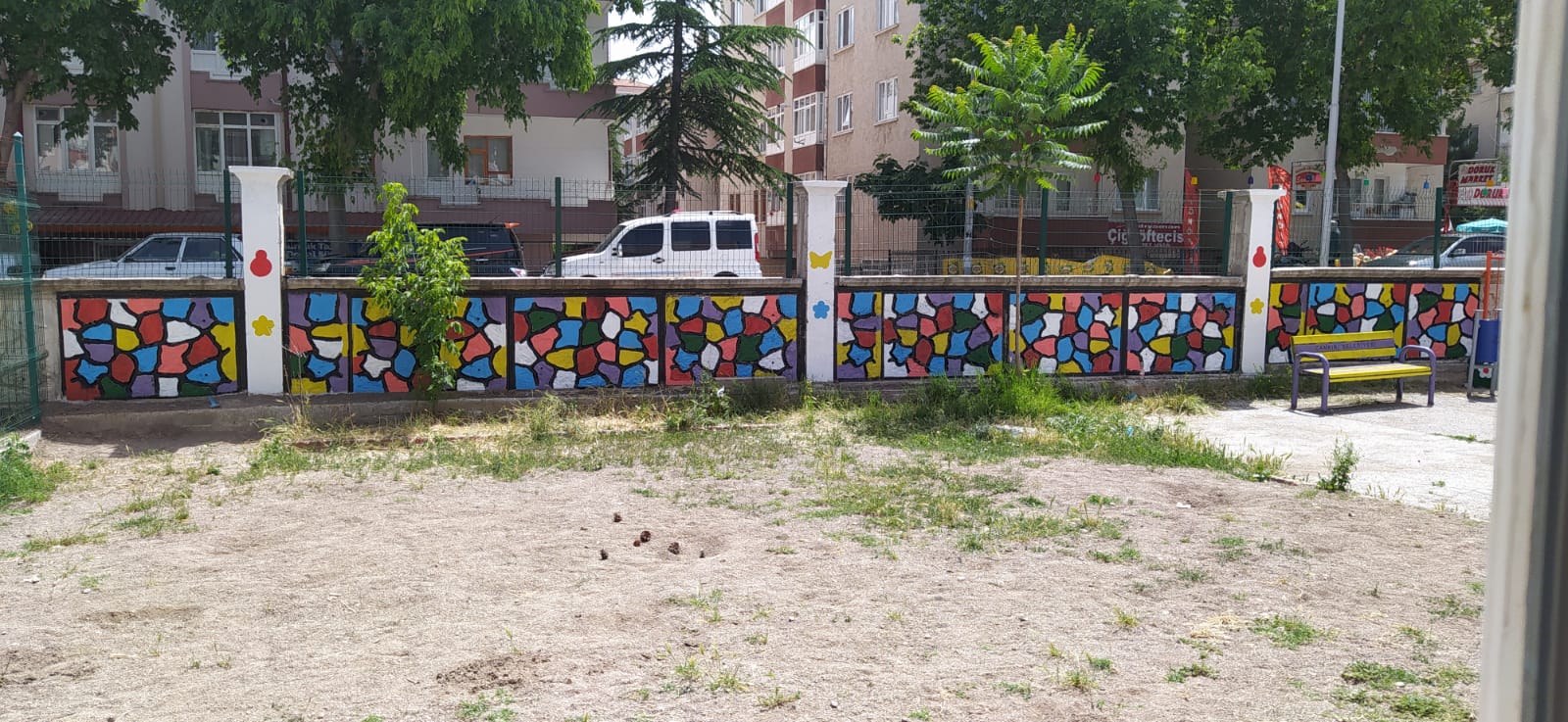 Okulun bahçe duvarını rengarenk boyadılar