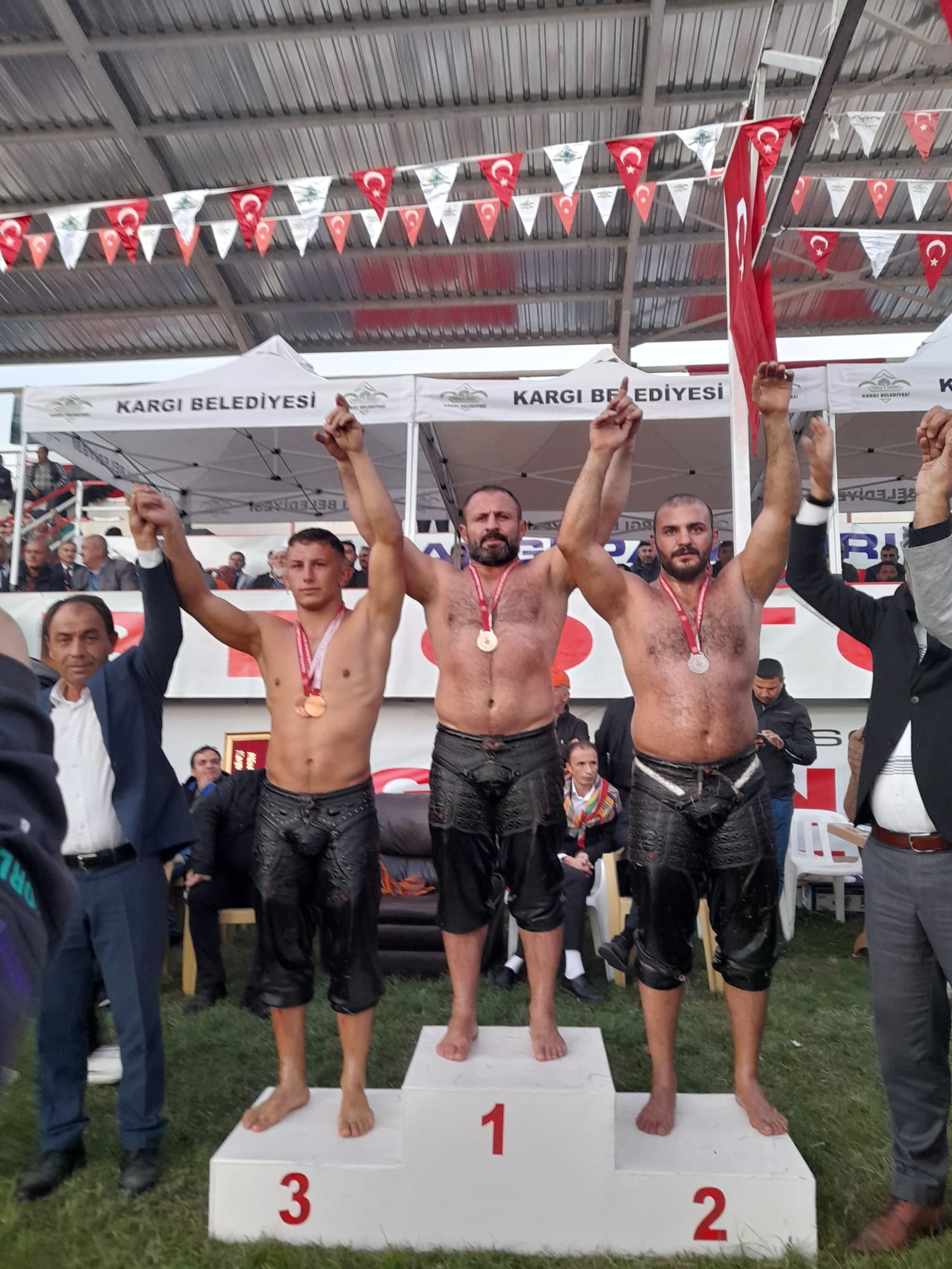 Güreşçilerimiz, madalyaları topladı