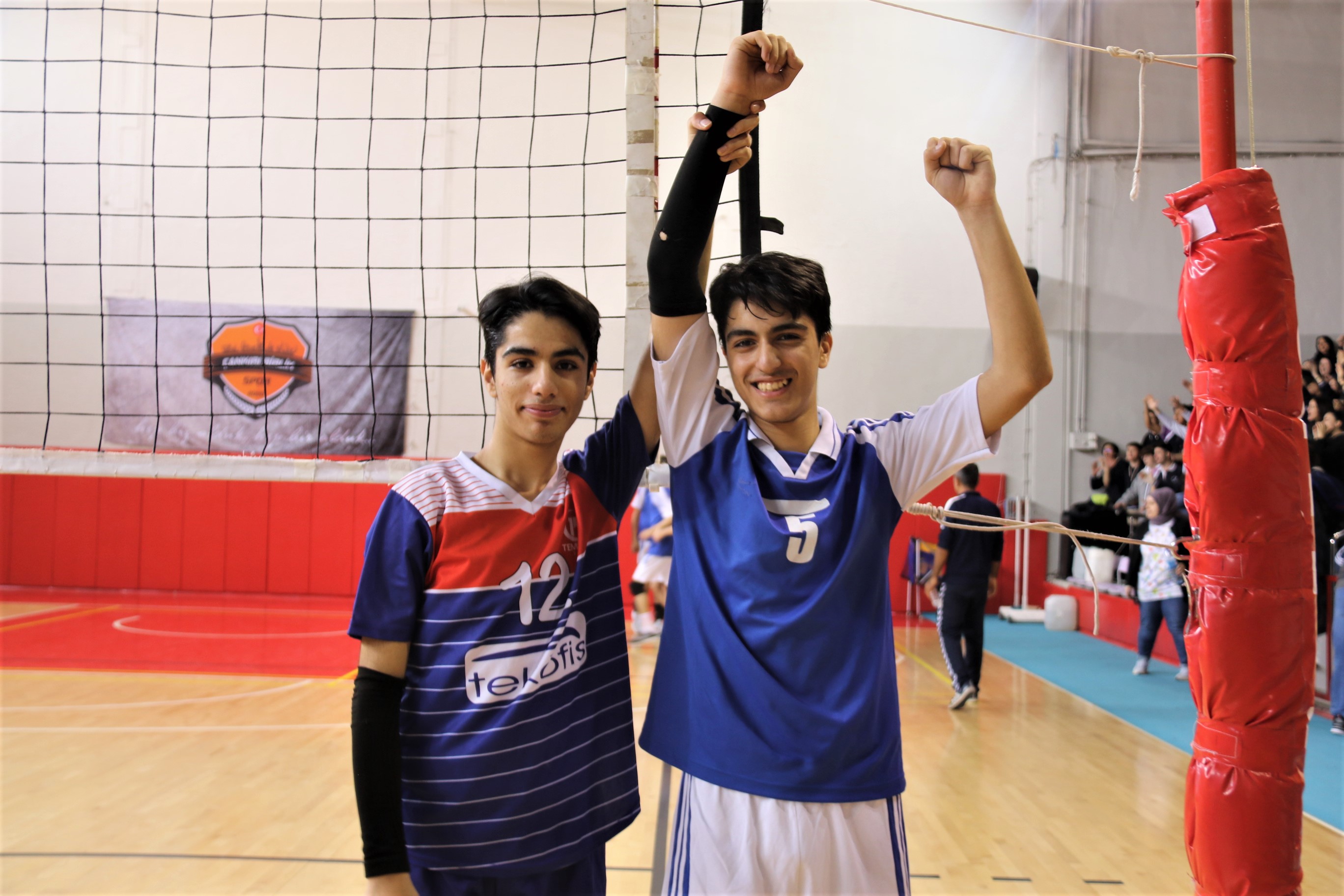 Farklı okullarda okuyan ikiz kardeşler voleybol maçında rakip oldu