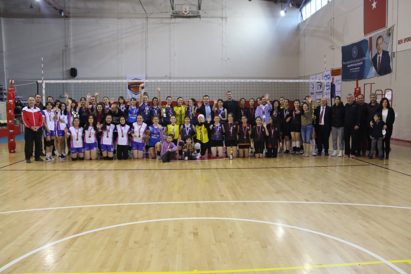 Voleybol şampiyonasında şampiyonlar kupalarını aldı
