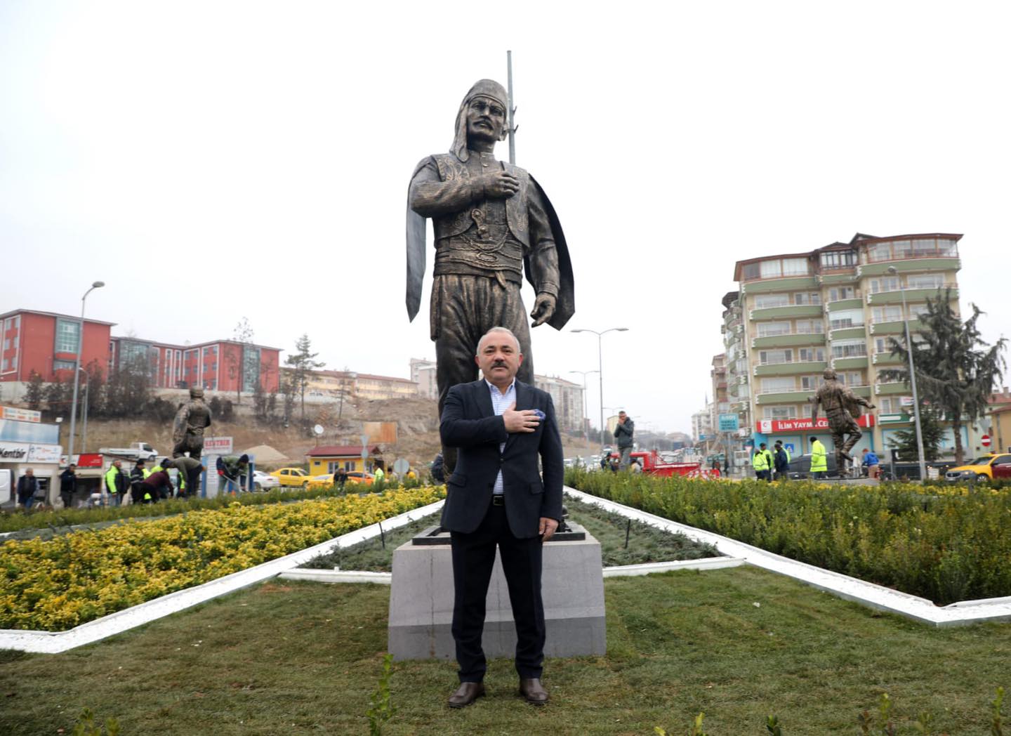 Yaren heykelleri çok yakıştı!