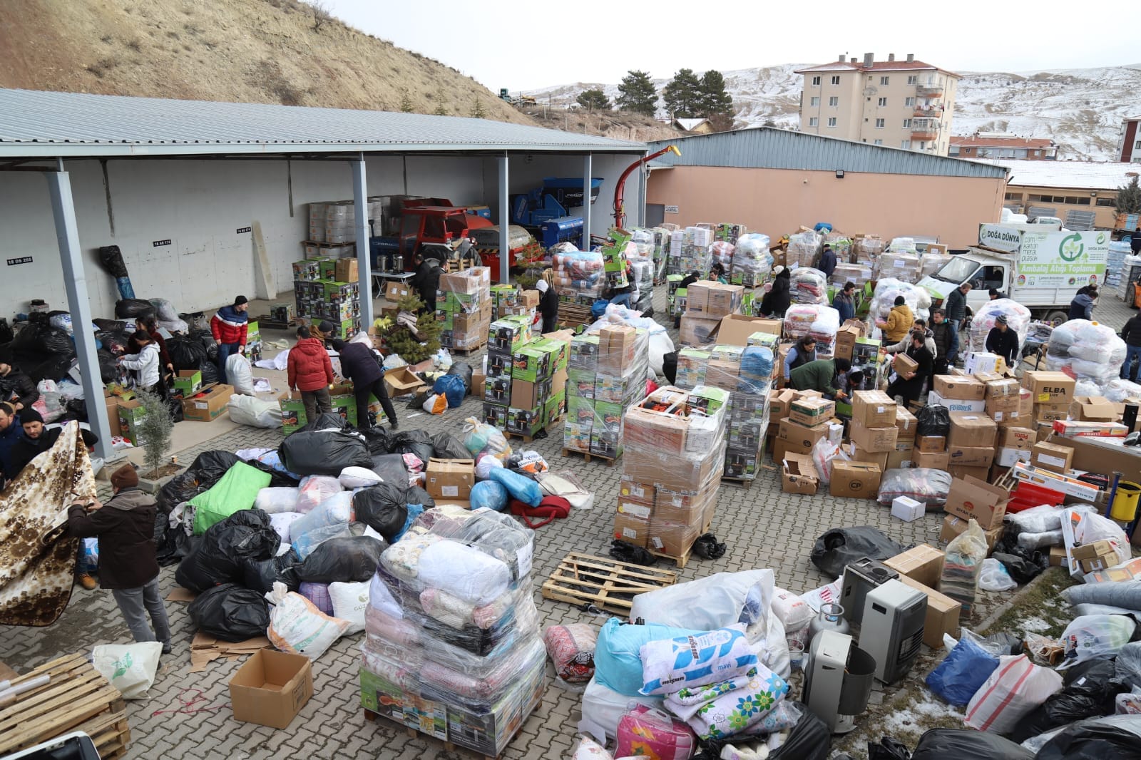 Valilikten, deprem bölgesine yardım yapmak isteyenlere duyuru!