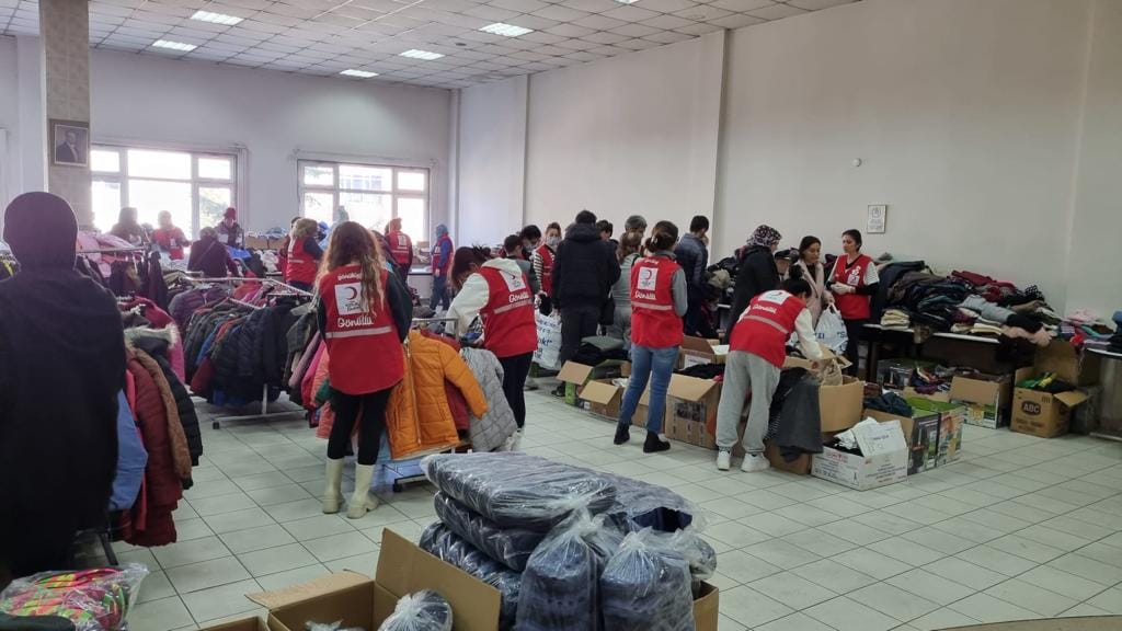 Deprem bölgesinden ilimize gelenler için sosyal market açıldı