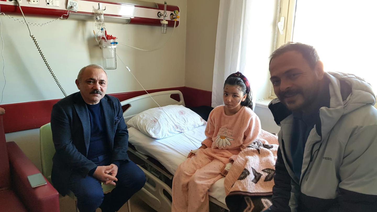 Başkan Esen, enkazdan kurtarılan Hanım’ı ziyaret etti