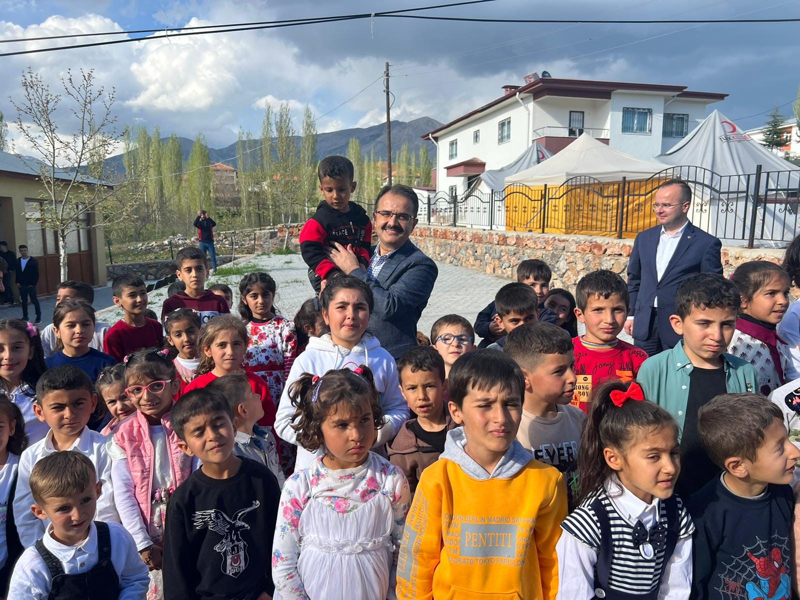 Vali Ayaz, depremzedeleri bayramda yalnız bırakmadı