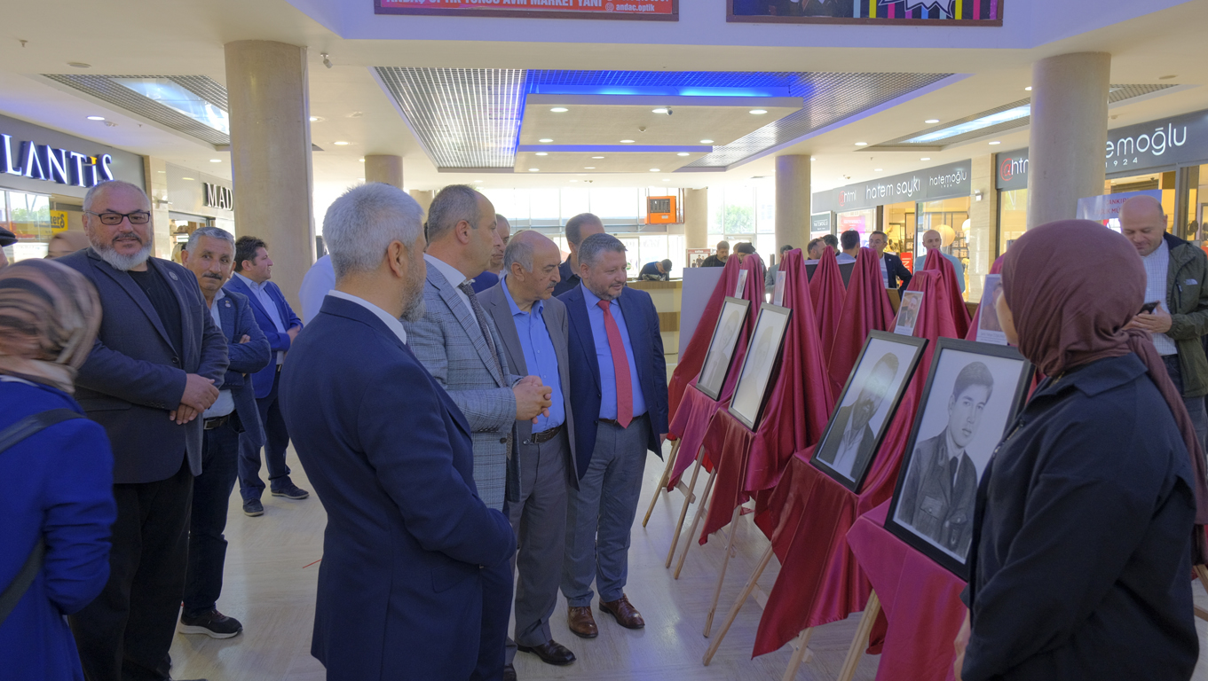 Çankırılı şehitlerimizin yer aldığı karakalem resim sergisi beğeni topladı