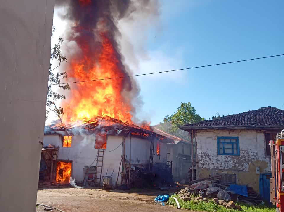 Ilgaz’da yangın:1 ev kül oldu