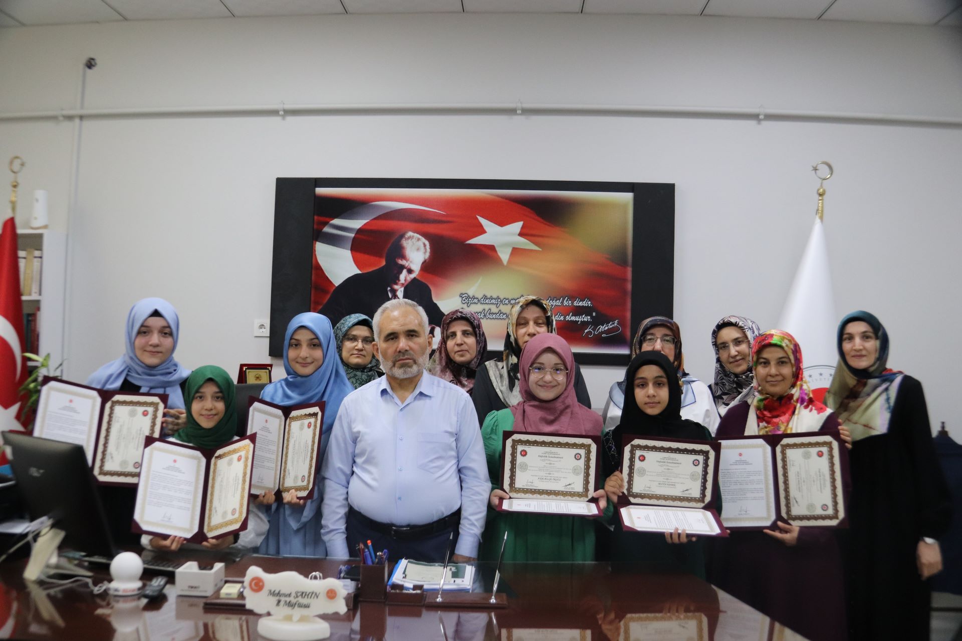 Hafızlık eğitimini tamamlayan öğrenciler belgelerini aldı