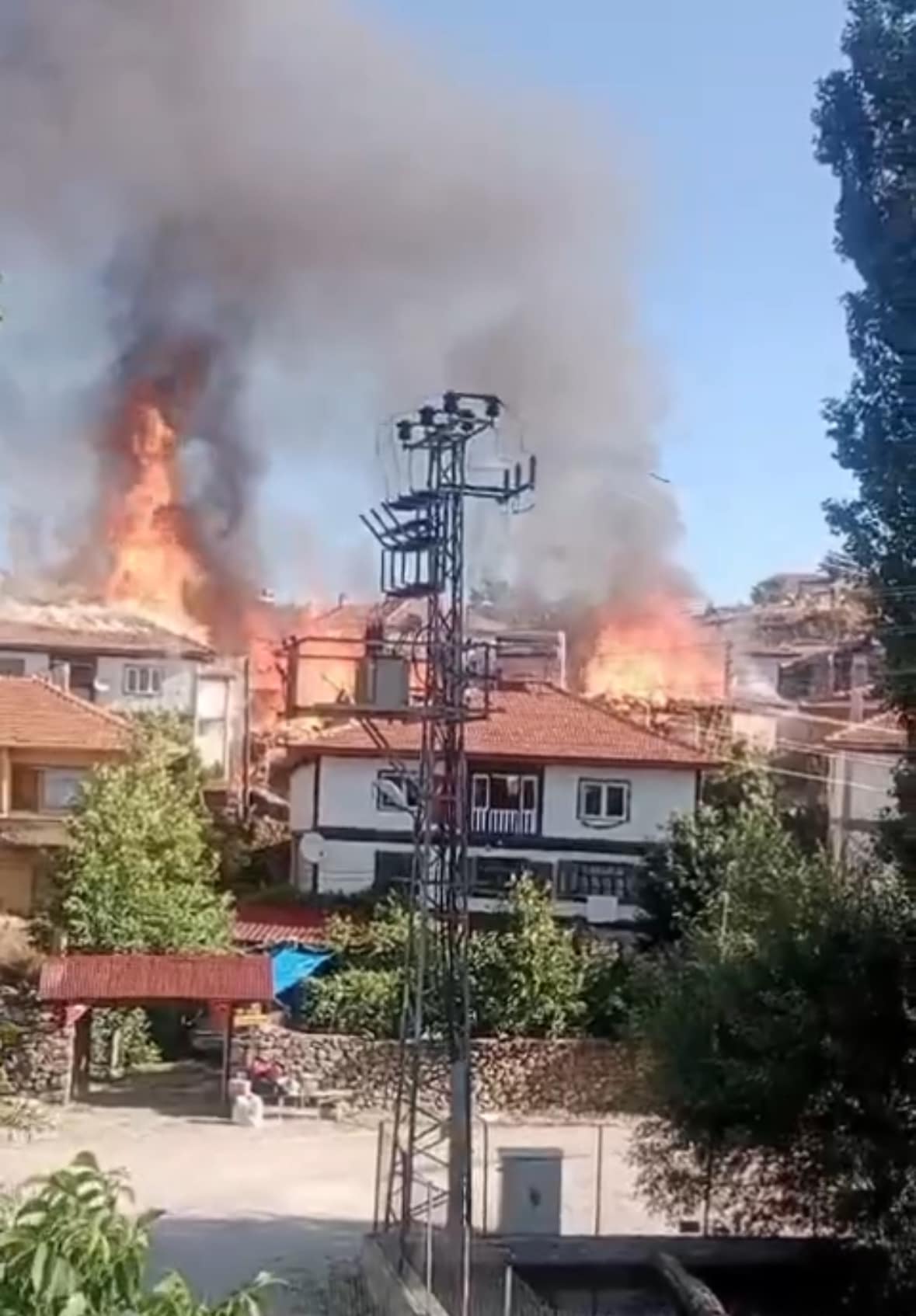 Ilgaz’da yangın: 3 ev kül oldu