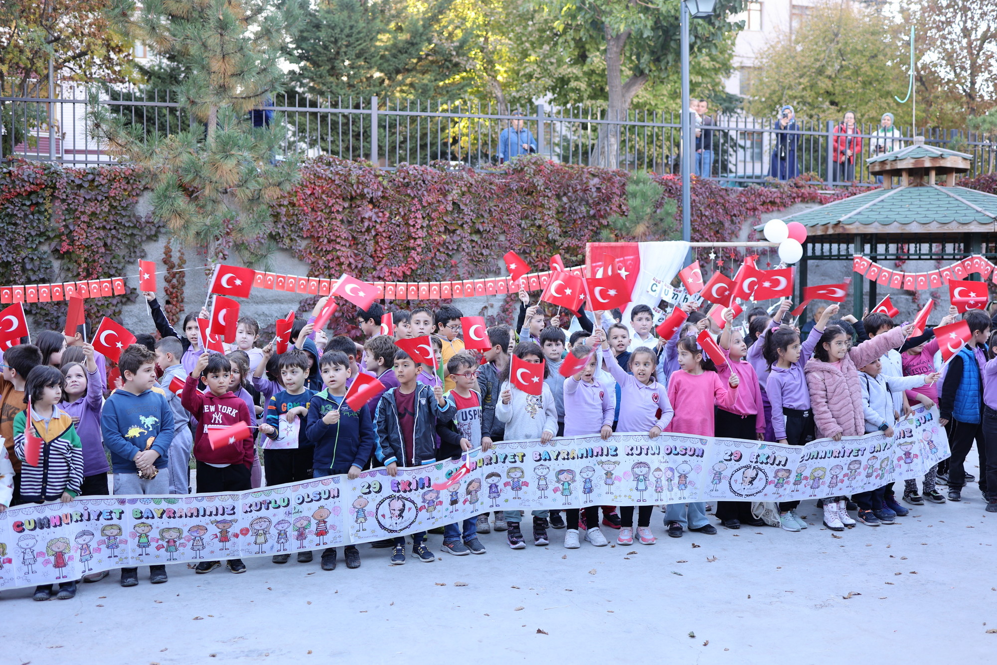 Çocuklar, boyadıkları resimler ile Cumhuriyeti kutladı