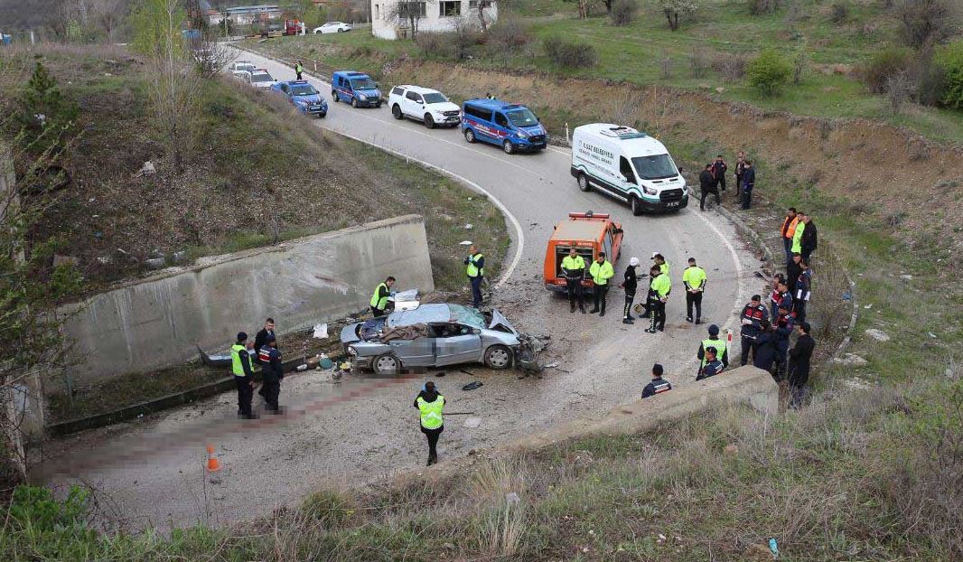 Çankırı’da otomobil 5 metreden alt geçide devrildi: 1'i çocuk 3 ölü, 2 yaralı