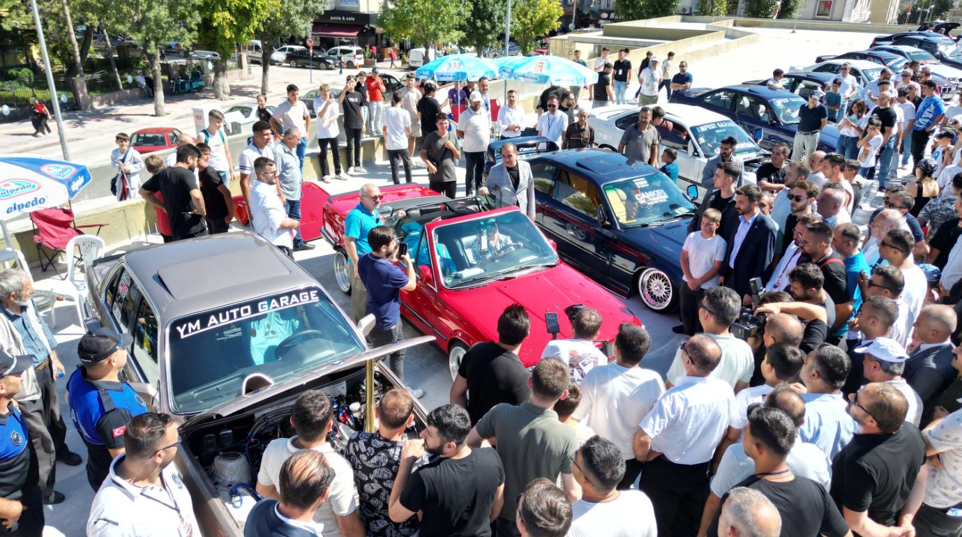 Modifiyeli ve klasik araçlar yoğun ilgi gördü