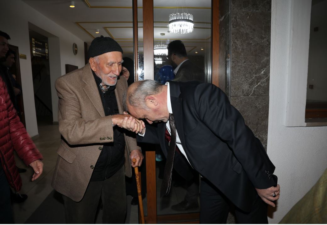Başkan Esen, huzurevi sakinlerini ağırladı