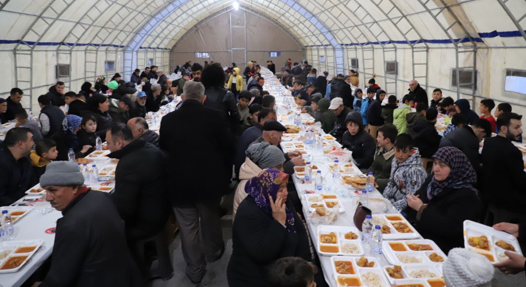 Belediyenin iftar çadırına yoğun ilgi