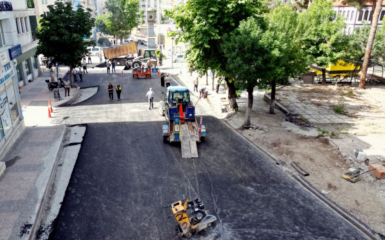 Belediye, altyapısını tamamladığı yolları asfaltladı