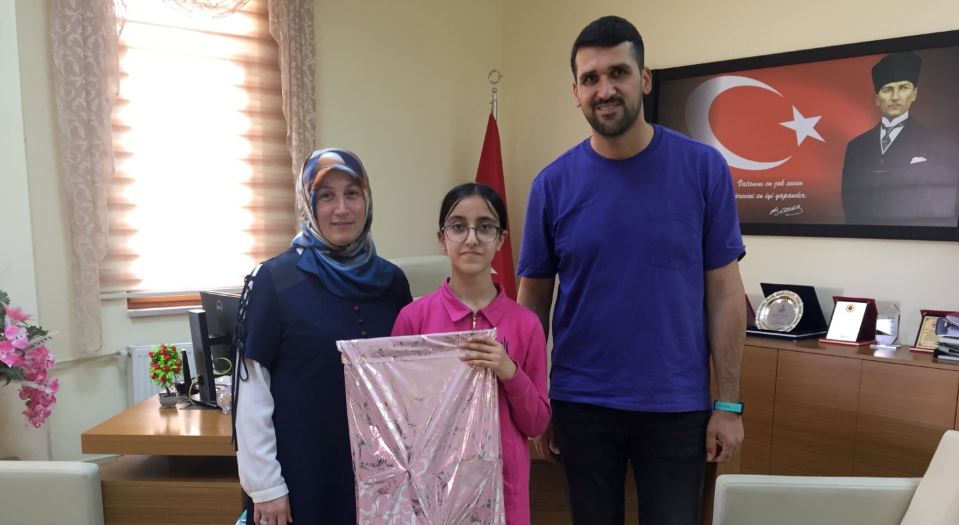 Elvinnaz Karaatlı, resim yarışmasında Türkiye üçüncüsü oldu