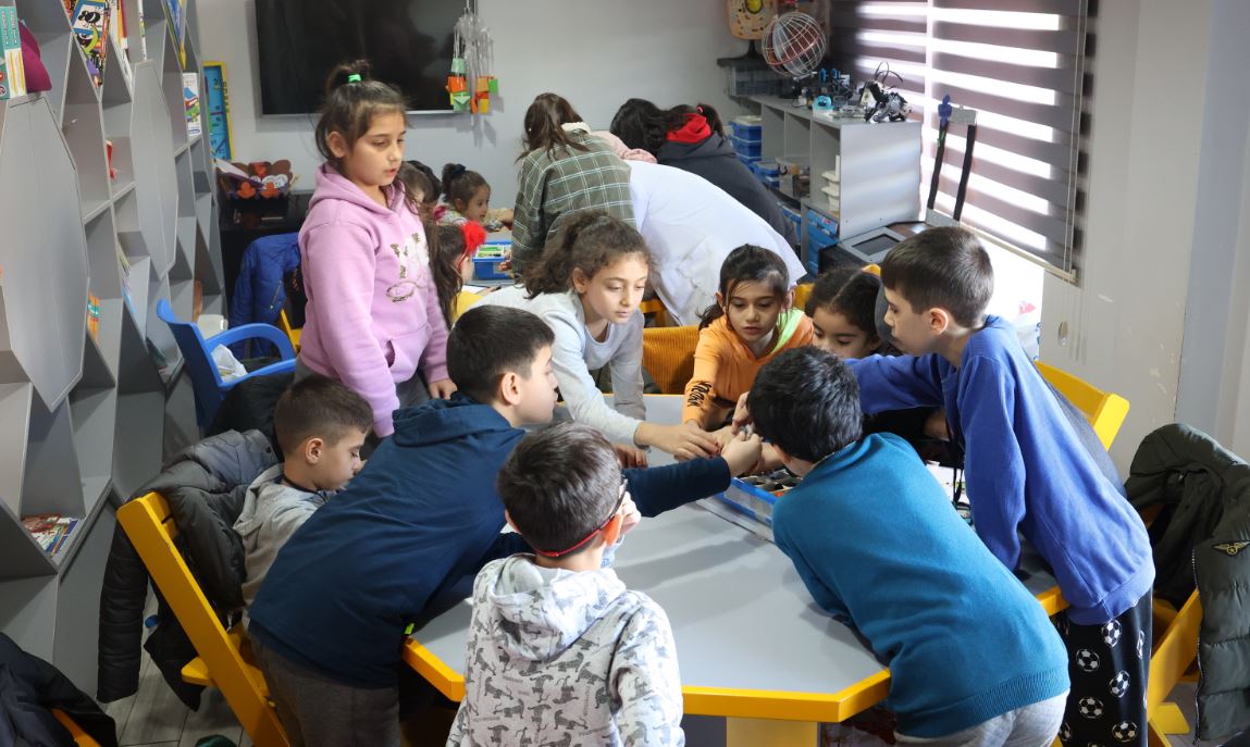 Depremzede çocuklar, çocuk akademisinde moral buluyor