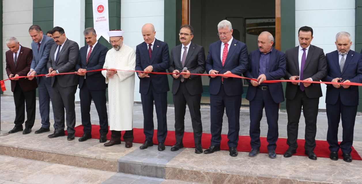 Diyanet İşleri Başkanı Erbaş: Öğrencilerimiz ezan sesleri eşliğinde ders dinleyecek.