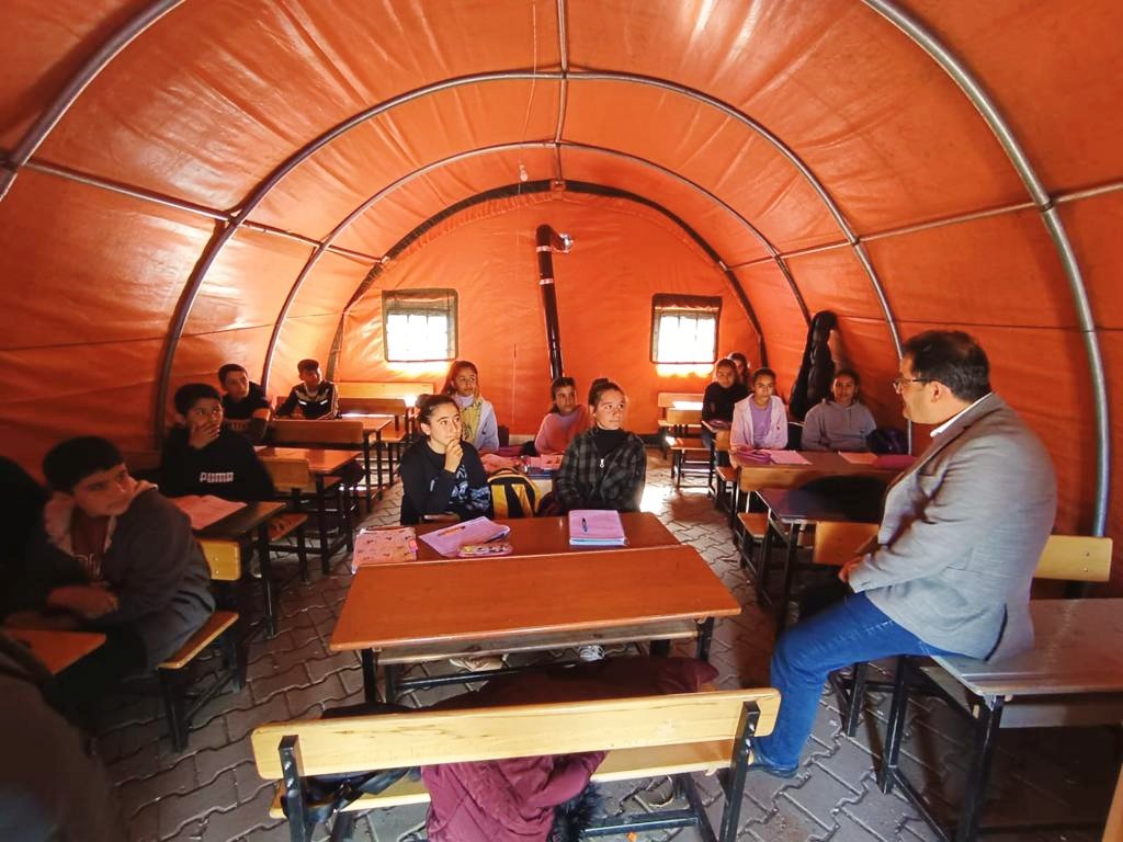 Vali Ayaz, çadırda eğitim gören öğrencileri yalnız bırakmadı