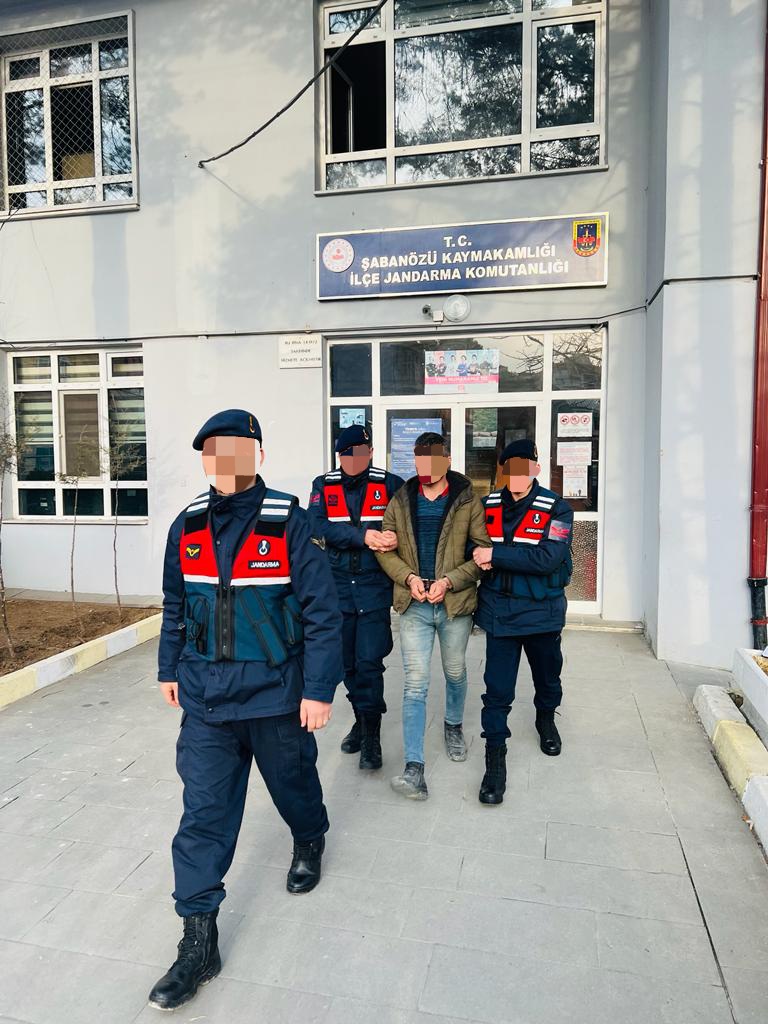 Aranması bulunan 2 şahıs yakalandı