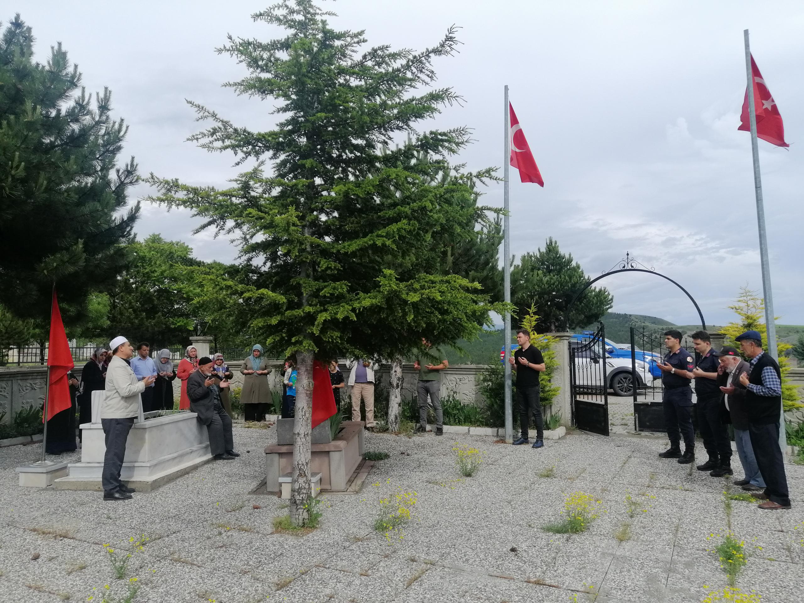Şehit Astsubay Aydos, kabri başında dualarla anıldı