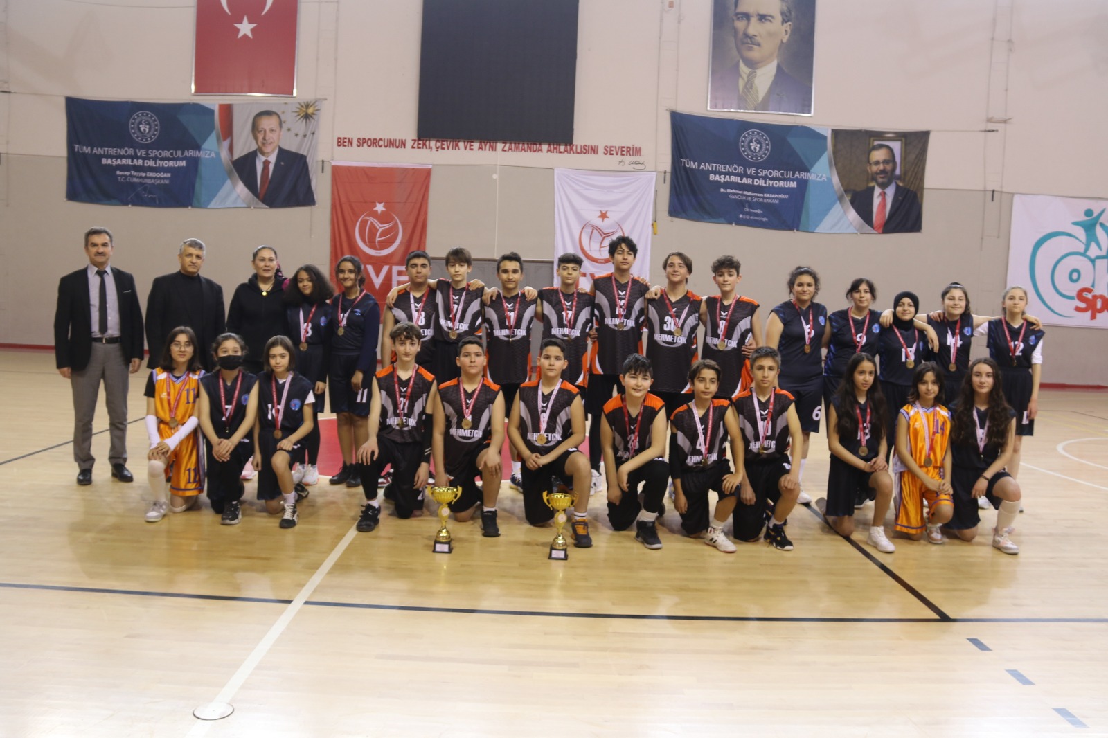 Yıldız kızlar ve erkekler basketbolda şampiyon Mehmetçik Ortaokulu