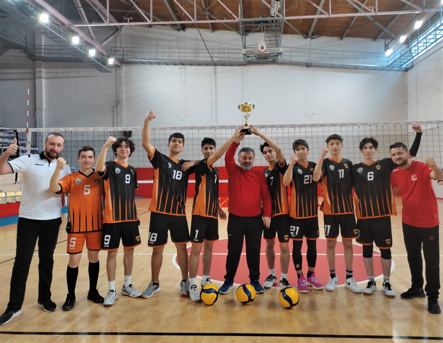 Küçük Erkekler Voleybolda Şampiyon Birlikspor