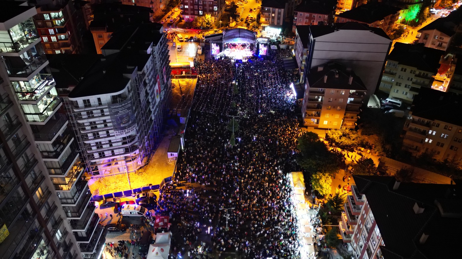 Binlerce kişi Kibariye ve Hakan Altun konserleriyle eğlendi