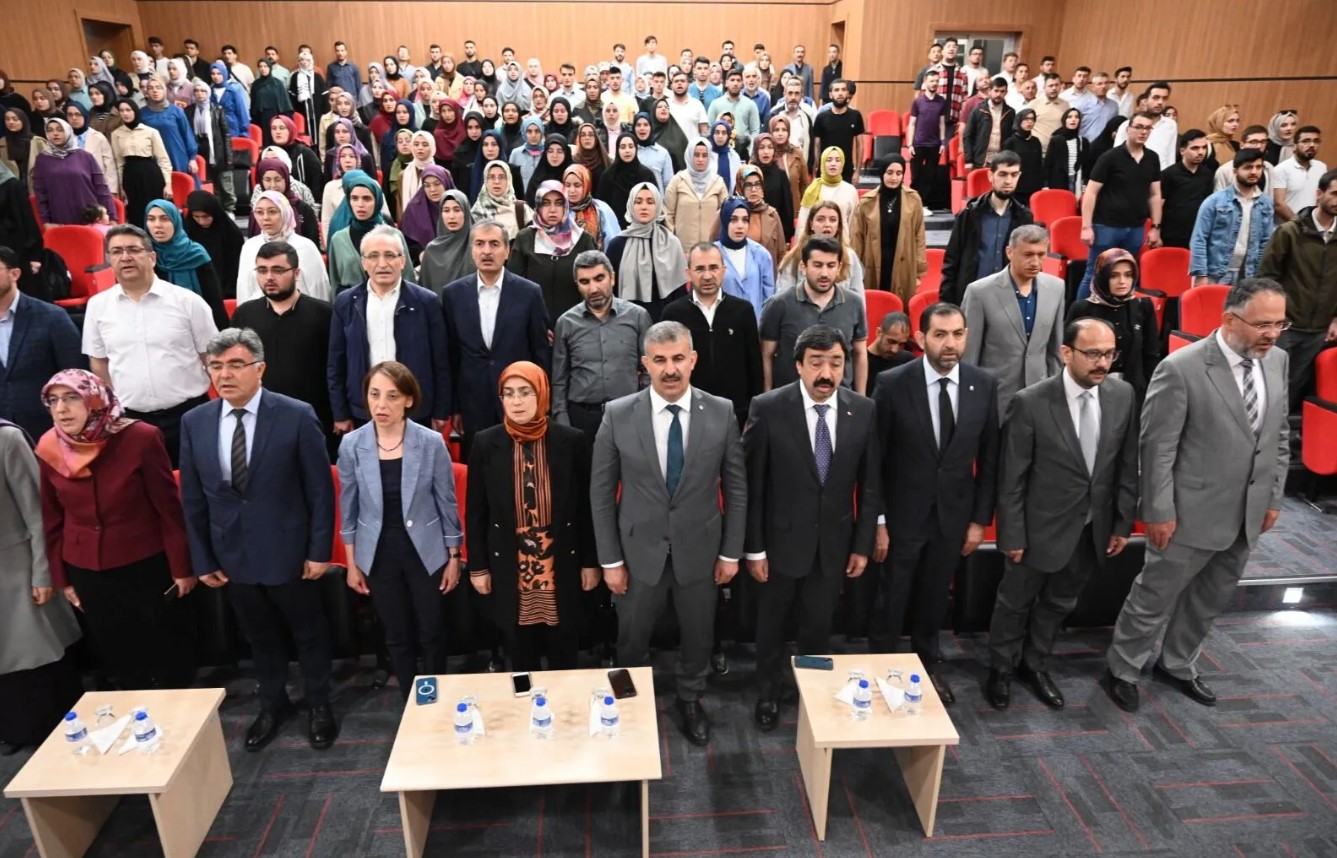 ÇAKÜ'de, İstiklal Marşı okunduğu esnada ayağa kalkmayan akademisyen açığa alındı