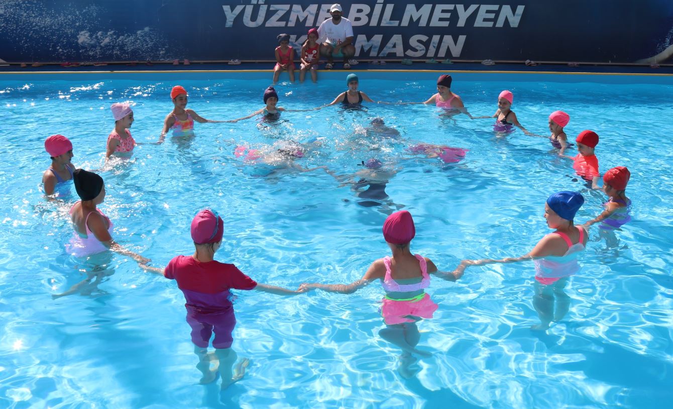 2 bin 634 çocuk, portatif havuzlarda yüzme öğreniyor