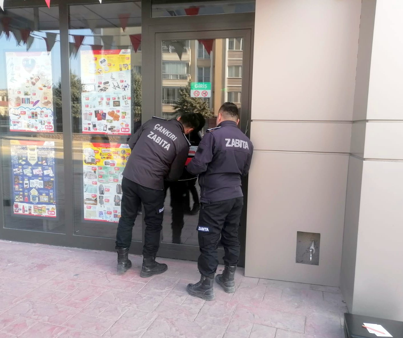 Zabıta ekipleri, Çankırı’da 2 zincir marketi kapattı