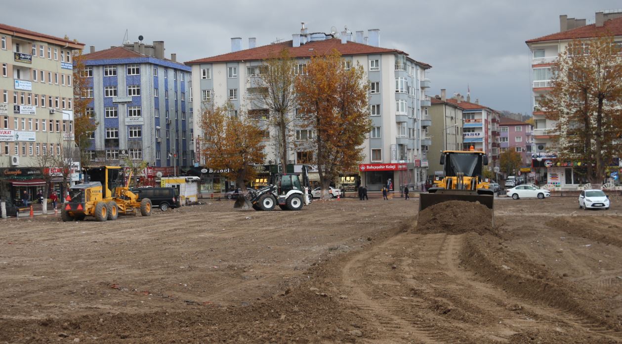 Meydanda yıkılan yerler düzeltiliyor