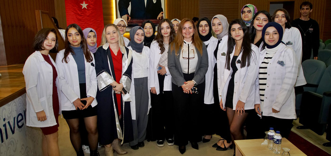 Diş Hekimliği Fakültesi öğrencileri beyaz önlüklerini giydi