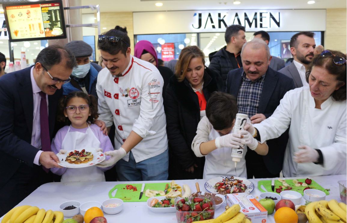 Çocuklar, “Engelsiz Lezzetler Waffle” etkinliğinde hünerlerini sergiledi