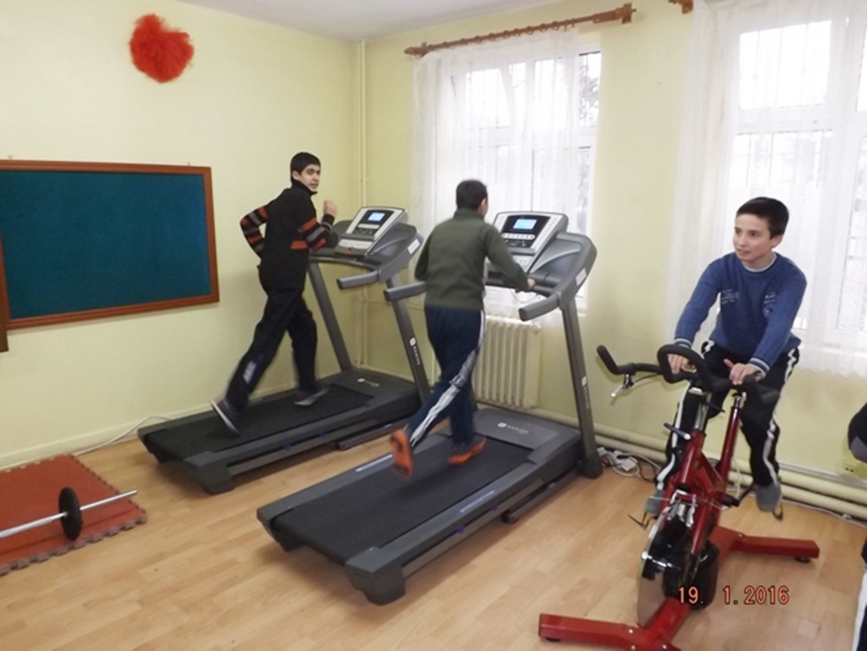 Özel Öğrenciler Fitness salonunda  