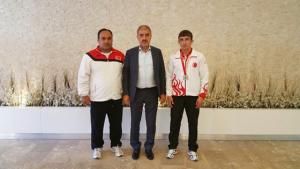 Başkan Dinç, genç güreşçisinin  azmini ve başarısını övdü