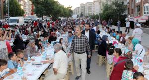 Gönüller Mahalle iftarlarında birleşiyor