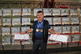 Muhabbet kuşu üreticisi madalyalara doymuyor
