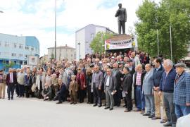 Taşmektepliler Anıta çelenk sundular 